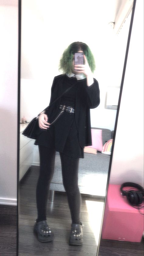 Black Platform Crocs Outfit, Goth Crocs Outfit, Green Alt Outfits, Punk Crocs, Green Goth Outfit, Crocs Outfit Aesthetic, Platform Crocs Outfits, Croc Outfits Women, Goth Crocs