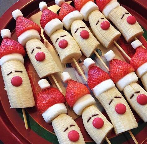 30 Fun Children's Christmas party food ideas, perfect for any festive occasion or your children's Christmas party at school. Cute and fun kid's Christmas party food ideas. #childrenschristmaspartyfood #christmaspartyfood #kidschristmastreats #childrenschristmastreats Healthy Christmas Snacks, Food Art For Kids, Best Christmas Recipes, Christmas Fruit, Healthy Christmas, Christmas Lunch, Christmas Brunch, Xmas Food, Christmas Breakfast