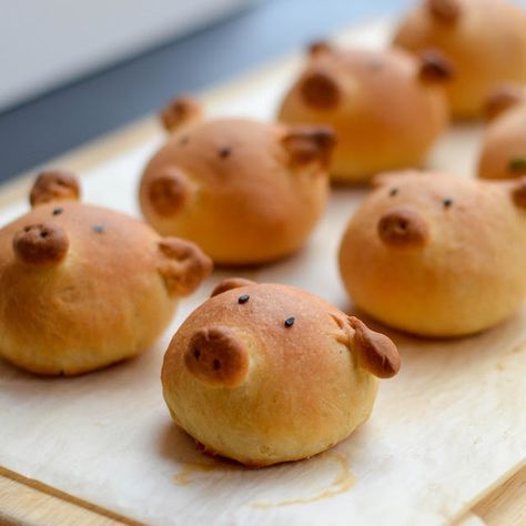 Bollos de Mini-Hamburguesa en forma de Cerdito | 16 Adorables rebanadas de pan con formas de animales Mini Burger Buns, Bread Recipes For Kids, Stuffed Breads, Bunny Bread, Kid Friendly Breakfasts, Sausage Bread, Mini Burger, Bread Shaping, Mini Burgers