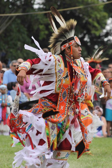 Home | Grand River Champion of Champions Pow Wow Grass Dancer, Pow Wow Regalia, Grass Dance Outfits, American Indian Artwork, Native American Dance, American Dance, Folk Culture, Jingle Dress, Indian Artwork