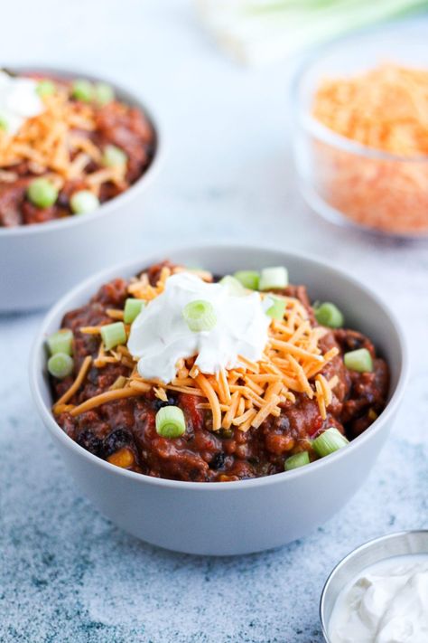 Steak Chili Recipe, Steak Chili, Spicy Steak, Jalapeno Chili, Ground Beef Chili, Chili Toppings, Jalapeno Recipes, Tender Steak, Beef Chili