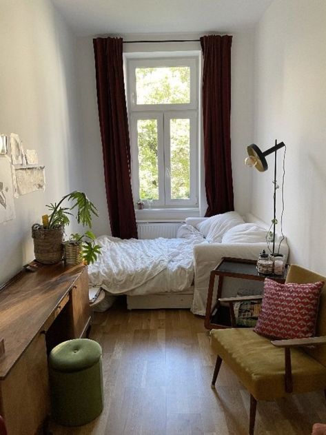 One Window Small Bedroom Ideas, Bed Next To Window Small Room, Bedroom 12 M2, 12 Sqm Bedroom, Long And Narrow Bedroom, Wg Zimmer Ideas, Wg Aesthetic, Small Desk Ideas Bedrooms, Brownstone Bedroom