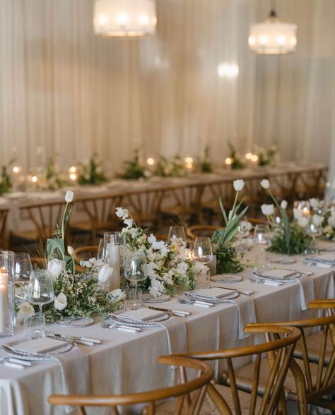 Long Guest Tables Wedding, Rectangle Tablescape Wedding, Simple Wedding Tablescapes, Green Wedding Centerpieces, Flower Table Runner, Greek Garden, Long Table Wedding, Wedding Guest Table, Head Table Wedding