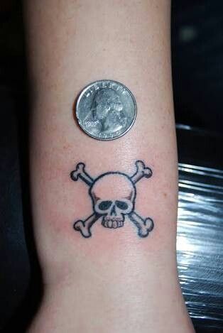 Pirate Tattoo Simple, Skull And Crossbones Tattoo, Crossbones Tattoo, Pirate Tattoos, Draw A Skull, Pirate Makeup, Skull And Cross Bones, Tattoos Simple, Skull Shape