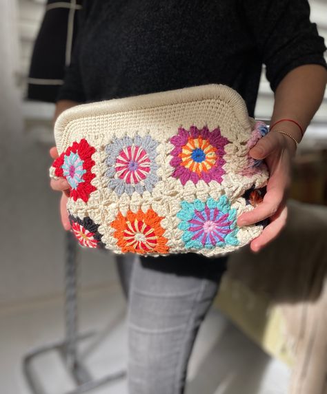 Knit A Bag, Retro Bags, Handmade Clutch, Granny Squares Pattern, Boho Retro, Granny Square Crochet Pattern, Bag Vintage, Crochet Handbags, Crochet Granny