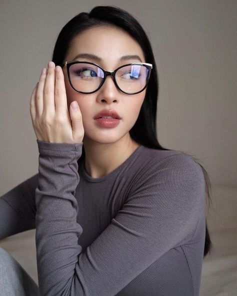 Black Frame Specs Women, Glasses Frames For Women Oval Face Shape, Leau Papier, Kacamata Cat Eye, Cat Eye Glasses Outfit, Glasses Frames For Women Oval Face, Cat Eye Glasses Aesthetic, Black Glasses Outfit, Glasses Baddie