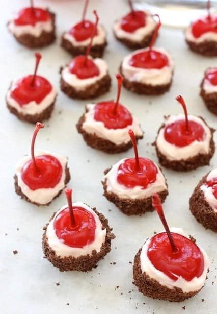 Desserts With Alcohol, Cherry Topping For Cheesecake, Cherry Bites, Cherry Cheesecake Bites, Red Wine Brownies, Cheesecake Minis, Cheesecake Cherry, Deserts Recipes, Boozy Treats