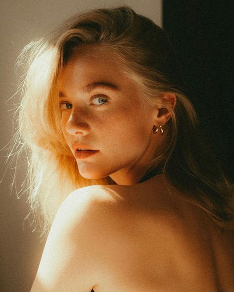 Soft Focus Portrait, Airy Portrait Photography, Editorial Face Photography, Blonde Portrait Photography, Clean Portrait Photography, Irene Rudnyk Photography, Portrait Golden Hour, 35 Mm Portraits, Minimalist Portrait Photography