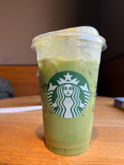 Green drink from Starbucks Starbucks Calories, Starbucks Collection, Green Drink, Matcha Drink, Calorie Calculator, Starbucks Green, Green Drinks, Drink Bottle, Starbucks Drinks