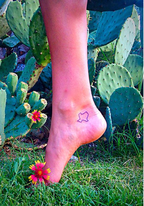 Small Texas Foot Tattoo #TexasLove Small Texas Tattoo, Texas Tattoo, Small Foot Tattoos, Small Henna, Tattoo Foot, Texas Tattoos, Small Shoulder Tattoos, M Tattoos, Foot Tattoos For Women