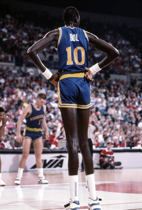 This is a pic of Manute bol playing for the warriors. Manute Bol, Ernie Barnes, Horace Grant, Jordan Pictures, Michael Jordan Pictures, Best Nba Players, Karl Malone, Nba Basketball Art, Basketball Photos