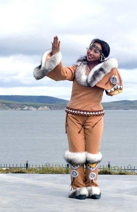 Cultural Costumes, Inuit Clothing, Traditional Clothing Around The World, Native Outfits, Dance Culture, People Dance, Fur Dress, The Last Avatar, Raiders Fans