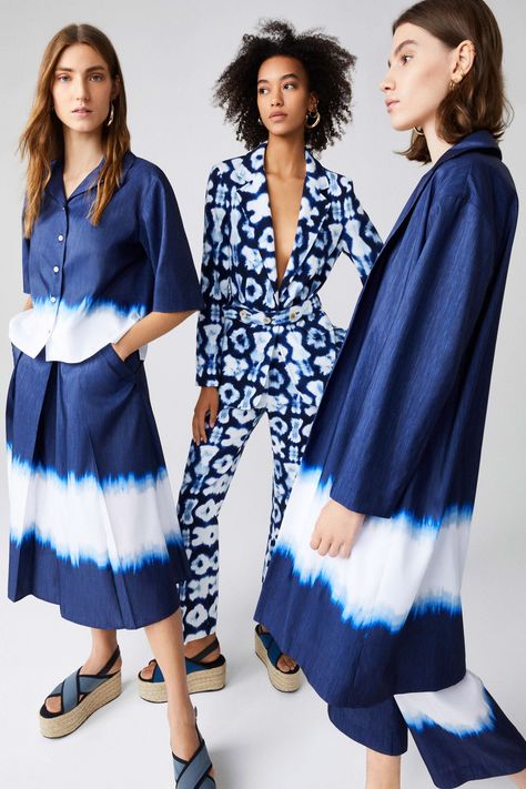 Indigo Fashion, Shibori Dress, Structured Fashion, Linen Style Fashion, Piazza Sempione, Vogue Russia, Dress Shirts For Women, Fashion Show Collection, Minimal Fashion