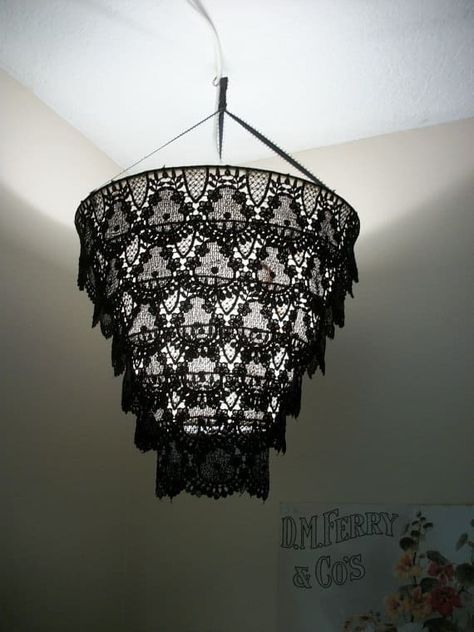 19 Charming DIY Chandeliers That Will Lighten Up Your Space | Homesthetics - Inspiring ideas for your home. Faux Chandelier, Chandelier Lamp Shades, Diy Luminaire, Diy Light Fixtures, Diy Lampe, Tiffany Lamp, Diy Shades, Black Lampshade, Ceiling Lamp Shades