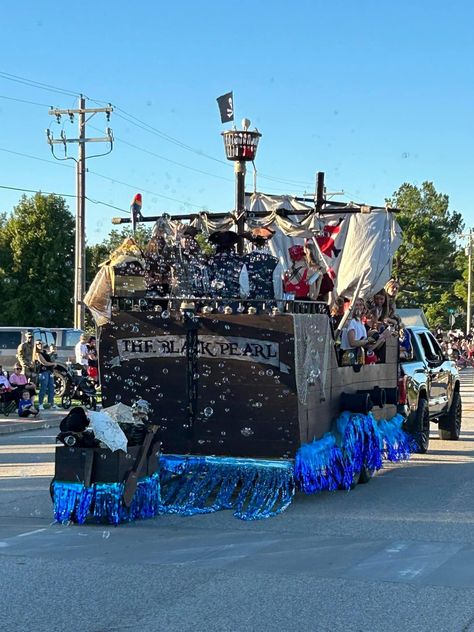 Pirate Ship Float Parade, Pirate Of The Caribbean, Senior Hoco, Homecoming Floats, Homecoming Parade, Locker Decorations, Homecoming Ideas, Parade Float, Trunk Or Treat