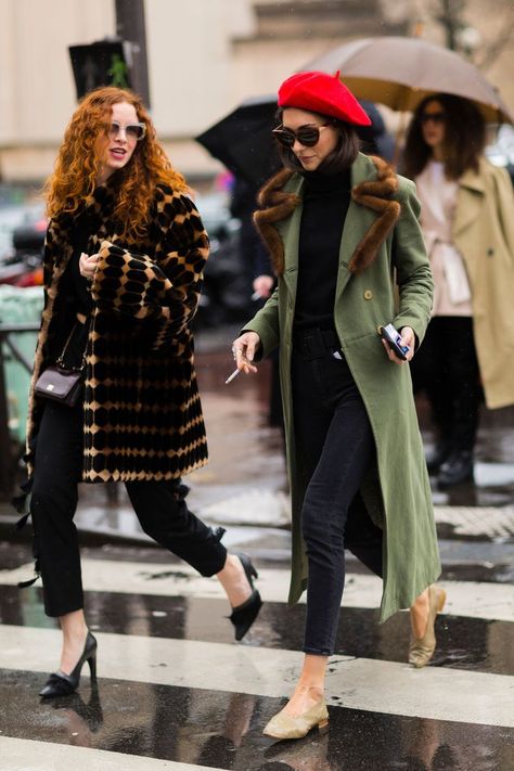 A red beret - street style outfit with log layers and sunnies Baret Outfit, Stay Winter, Maximal Style, Mantel Styling, Outfits Cold, Nyc Street Style, Outfit Formulas, Looks Street Style, Street Style Trends