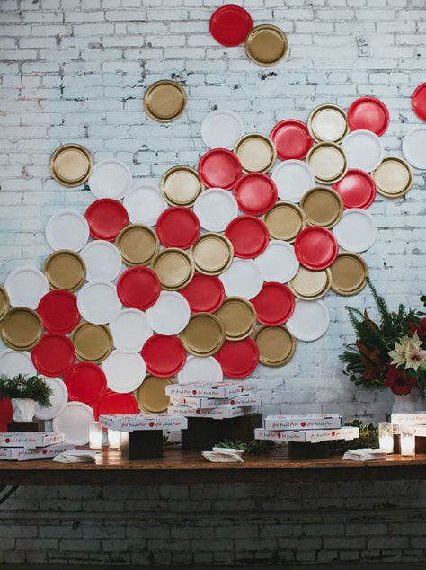 Cheap, easy & maybe the most creative use of paper plates I've ever seen :: colored plate wall on Green Wedding Shoes Paper Plates Backdrop Ideas, Cheap Event Decor, Paper Plate Wall Decor, Paper Plate Decoration Ideas, Paper Plate Backdrop, Paper Plate Decorations, Pizza Display, Christmas Party Inspiration, Church Stage Design