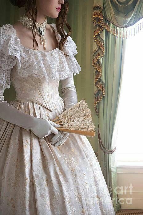 Bridgerton Dresses, Victorian Ball Gowns, Era Victoria, Gaun Abad Pertengahan, Old Fashion Dresses, Dresses Aesthetic, Royal Dresses, Old Dresses, Victorian Women