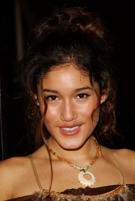 Q'Orianka Kilcher Lord Tachanka, Qorianka Kilcher, Orianka Kilcher, Q'orianka Kilcher, Mualani Kachina And Kinich, Dzi Necklace, Head Scarf Styles, Native American Tribes, Head Scarf