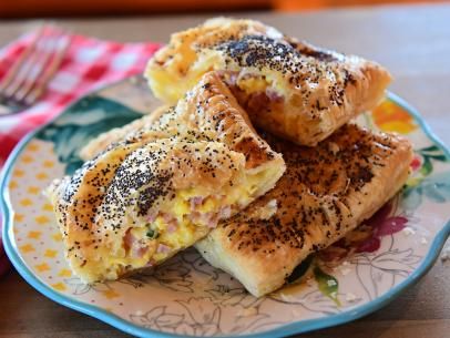 Cheesy Ham & Egg Hand Pies Recipe | Ree Drummond | Food Network Egg Meals, Ree Drummond Recipes, Egg Pie, Cheesy Ham, Party Bites, Hand Pie Recipes, Retirement Cake, Brunch Club, Food Net