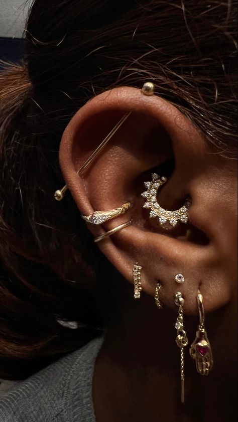 Piercings Oor, Piercing Designs, Earring Aesthetic, Earrings Piercings, Ear Peircings, Cool Ear Piercings, Pc Build, Pretty Ear Piercings, Cool Piercings