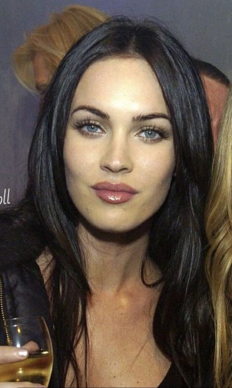 Megan Fox Makeup Smokey Eye, Young Megan Fox Hair, Megan Fox Young, Megan Fox Eyebrows, Megan Fox Face, Megan Fox Body, Megan Fox Makeup, Fox Aesthetic, Megan Fox Hair