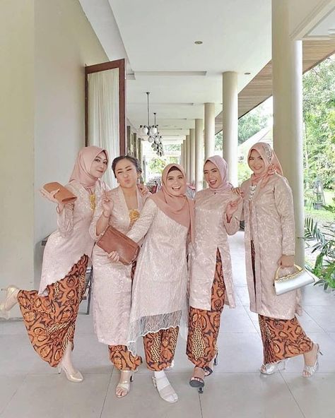 Kebaya Modern Hijab Bridesmaid, Bridesmaid Kebaya, Atasan Brukat, 5 Bridesmaids, Muslim Gown, Renda Kebaya, Model Dress Batik, Kebaya Bridesmaid, Mode Batik