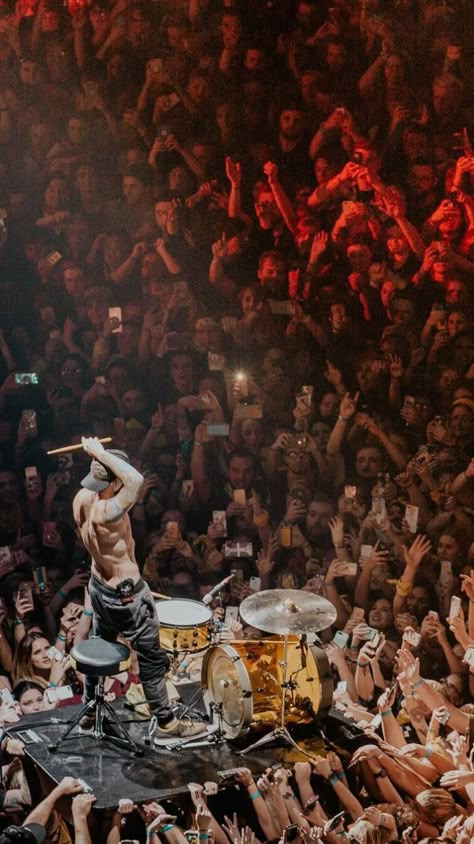 Where Did You Sleep Last Night, Drums Wallpaper, Tyler Y Josh, Concert Crowd, Twenty One Pilots Wallpaper, Drums Art, Live Music Photography, Music Motivation, Tyler And Josh