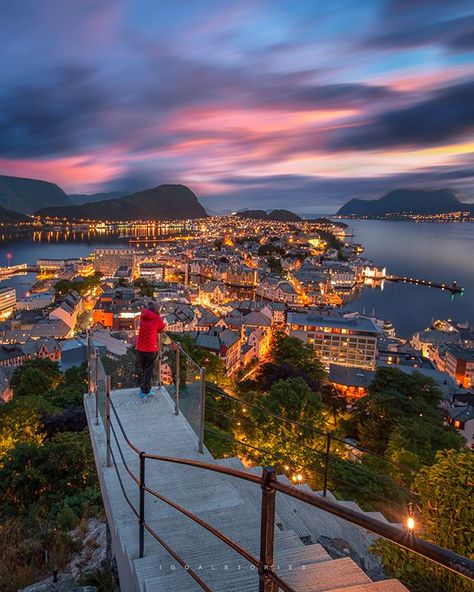 ✿ ❤  Ålesund, Norway.  Midnight Sun.  Ålesund What a beautiful city of Norway. 00.15 AM Ålesund is a town and municipality in Møre go Romsdal county, Norway. It is part of the traditional district of Sunnmøre, and the centre of the Ålesund Region.     iGoalStories (@igoalstories) • Instagram fotoğrafları ve videoları Living In Car, Car Living, Beautiful Norway, Road Trip Car, Alesund, Voyage Europe, Free Vacations, Destination Voyage, Midnight Sun