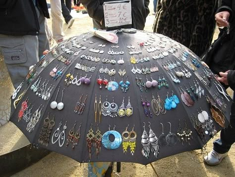 20 Jewelry Displays You Can DIY Anting Manik, Jewelry Display Ideas, Craft Fairs Booth, Craft Stalls, Diy Jewelry Display, Diy Display, Craft Booth Displays, Craft Fair Displays, Craft Display