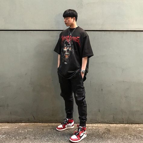 Outfit Jordan 1 Hombre, Red Fits Men, Jordan 1 Chicago Outfit Men, Red And Black Outfits Men, Red Jordan 1 Outfit, Jordan 1 Outfit Men Fashion, Jordan Outfits For Men, Jordan 1 Outfit Men, Black Tshirt Outfit