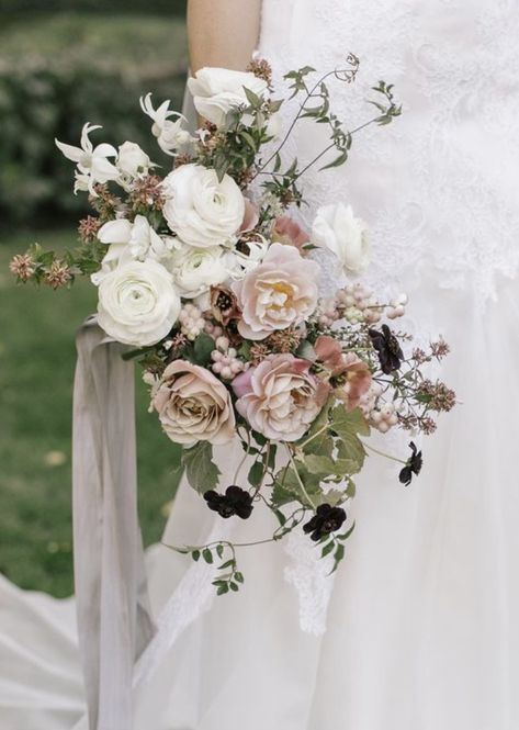 Ethereal Bouquet, Flora Designs, Bouquet Styles, Flora Design, Romantic Garden Wedding, Floral Inspiration, Romantic Garden, Ideal Wedding, Floral Centerpieces