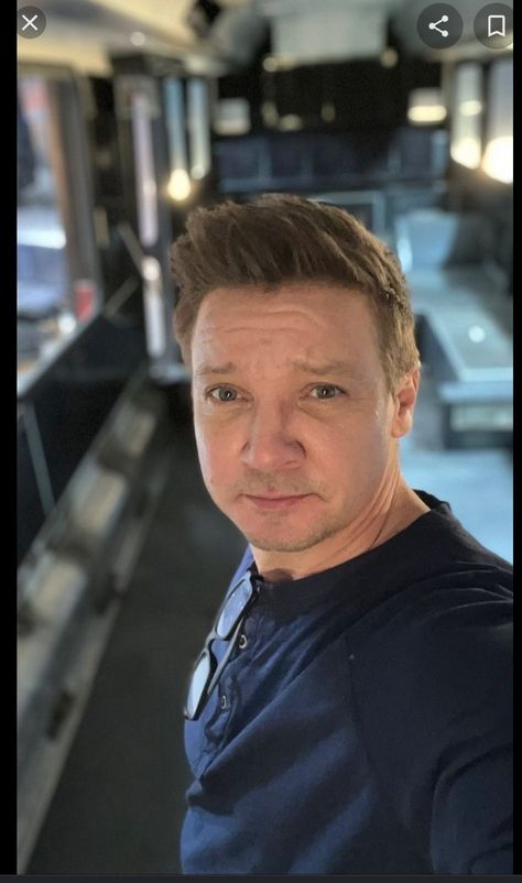 Jeremy renner Jeremy Renner Avengers, Most Handsome Korean Actors, Mcu Dr, Brian Littrell, Brendan Fraser, Airport Photos, Alan Jackson, New Photo Download, Clint Barton