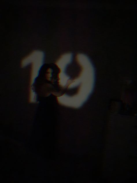 16 Bday Photoshoot, 19 Years Old Aesthetic, 19 Year Old Birthday Ideas, Birthday Photo Aesthetic, 19 Birthday Aesthetic, Birthday 19 Aesthetic, 17th Birthday Ideas Photoshoot, 20 Year Old Birthday Ideas, 19 Birthday Photoshoot