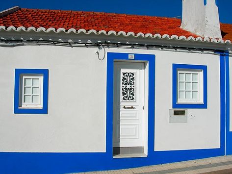 Portuguese Houses, Portuguese House, Rural Houses, Greece House, Greek Decor, Rural House, Casa Exterior, House Paint Exterior, Open Window