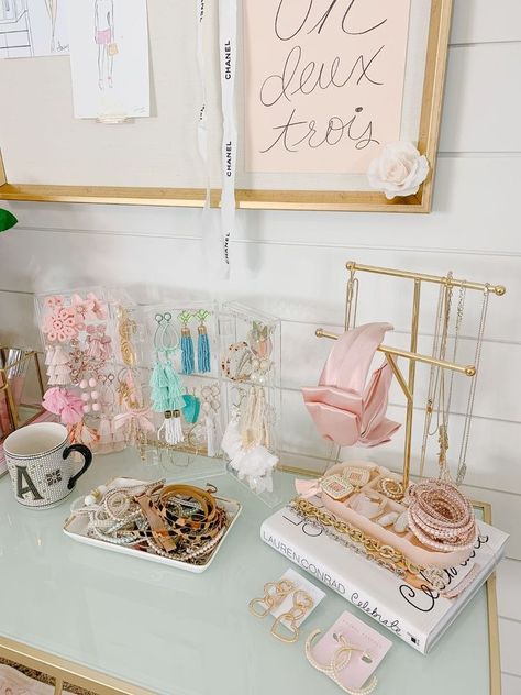 Dressor Decor, Blush And Gold Office, Preppy Organization, Feminine Office Space, Blogger Office, Aesthetic Organization, Atlanta Style, Girly Office, Accessories Organization