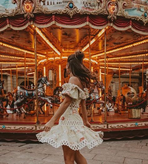 Carousel Photoshoot, Diy Karneval, Trendy Photography, Disney Photo Ideas, Cute Disney Pictures, Beautiful Floral Dresses, Disney Photos, Short Summer Dresses, Instagram Pose