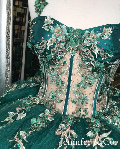 Quincenera Dresses Green And Gold, Quincenera Dresses Emeral Green, Emerald Green And Pink Quinceanera Dresses, Blue And Green Quinceanera Dresses, Forest Green 15 Dress, Green Corset Quinceanera Dresses, Emerald With Gold Quinceanera Dress, Quencinera Dresses Green, Off Shoulder Quinceanera Dress