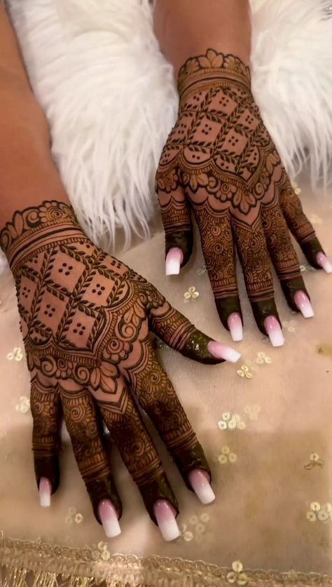 Back Hand Henna Design, Mehndi Book, Fingers Mehndi, Back Hand Henna, Mehndi Ideas, Latest Simple Mehndi Designs, Mehndi Design Photos, Latest Mehndi, Mehandi Design