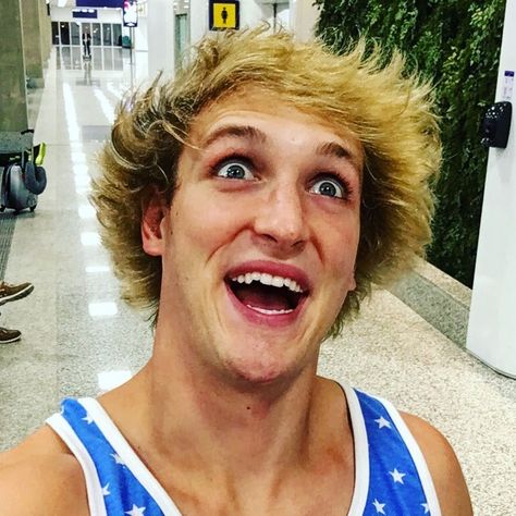 21 year old kid in Hollywood making crazy daily Vlogs! Logan Paul Wallpaper, Paul Meme, Maverick Logan Paul, Logan Jake Paul, Logan And Jake, Lgbt Equality, Vlogging Camera, Logan Paul, Wallpaper Ipad