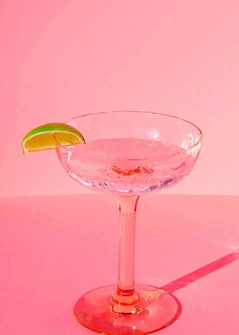 Sugar Free Cocktails, Cosmo Cocktail, Drink Charms, Disco Glam, Drink Marker, Happy Hour Cocktails, Wine Night, Cocktail Ingredients, Pink Lemon