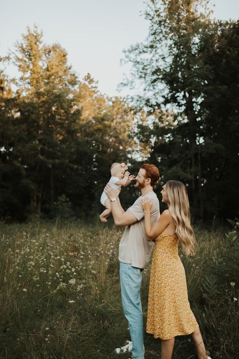 Family Of Three Photoshoot, Fall Photoshoot Family, Outdoor Family Photoshoot, Newborn Family Pictures, Spring Family Pictures, Baby Family Pictures, First Family Photos, Cute Family Photos, Family Photos With Baby