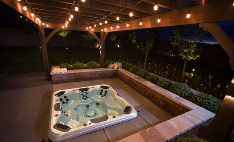 Inspiring Ideas For Beautiful Hot Tub Enclosures And Decors Hot Tub Oasis, Lake Deck, Hot Tub Deck Design, Outdoor Spas Hot Tubs, Tub Room, Hot Tub Privacy, Sunroom Remodel, Hot Tub Pergola, Tub Lighting