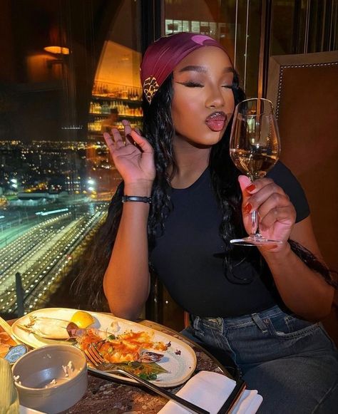 Dinner Date Poses, Restaurant Poses, Glam Tutorial, Video Cover, 25 Questions, Restaurant Pictures, Beautiful Photoshoot Ideas, Bad And Boujee, Shotting Photo