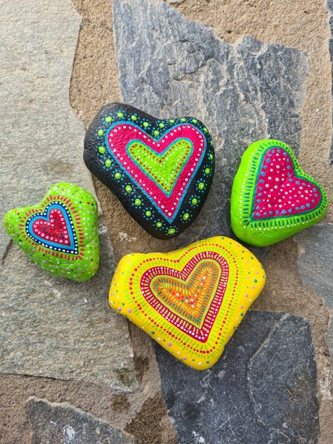 Heart Painted Rocks Ideas, Painting Heart Shaped Rocks, Heart Shaped Rock Art, Painted Heart Shaped Rocks, Heart Rocks, Rock Designs, Heart Shaped Rocks, Painted Hearts, Heart Painting