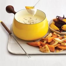 South Holland Cheese Dip (Zuid Hollandse Kaas Doop) Gouda Fondue, Sheep Milk, Traditional Thanksgiving Recipes, Fondue Recipe, Sheep Cheese, Bite Size Food, Gluten Free Sides, Fondue Recipes, South Holland