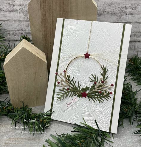 Mit einer der 3D Mini-Prägeformen aus dem 2er Set “Winterlich”, den Stanzformen Herbst- und Winterkränze sowie Weihnachtszierde habe ich das heutige Projekt gestaltet... Stampin' Up! Noel Christmas Cards, Stampin Up Weihnachten, Greeting Card Display, Homemade Holiday Cards, Creative Birthday Cards, Stamped Christmas Cards, Paper Christmas Ornaments, Nature Card, Christmas Card Crafts