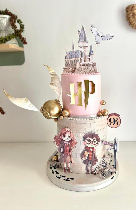 Torte Harry Potter, Harry Potter Cakes Birthday, Tarta Harry Potter, Pastel Harry Potter, Tort Harry Potter, Harry Potter Theme Birthday, Harry Potter Birthday Cake, Carousel Cake, Alice In Wonderland Cakes