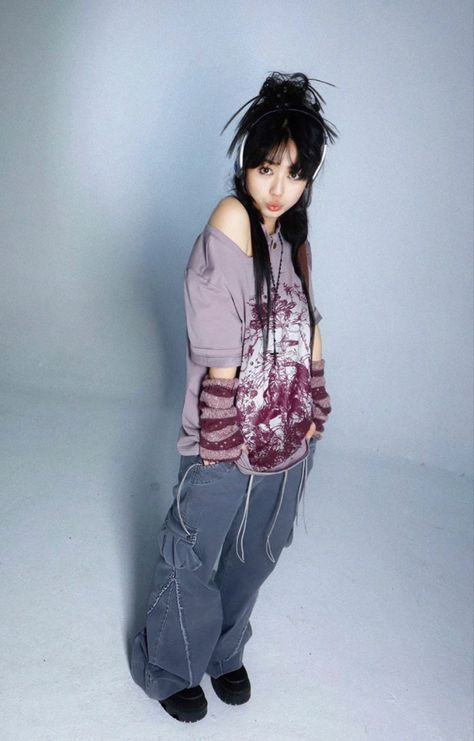 Y2k Chinese Grunge Fashion, Chinese 2000s Y2k Style, Y2k Fashion Chinese, Cybergrunge Fashion, Harajuku Fashion 90s, Yabi Chinese Fashion, Authentic Y2k Fashion, Chinese Y2k Outfits, 90s Japanese Fashion Women