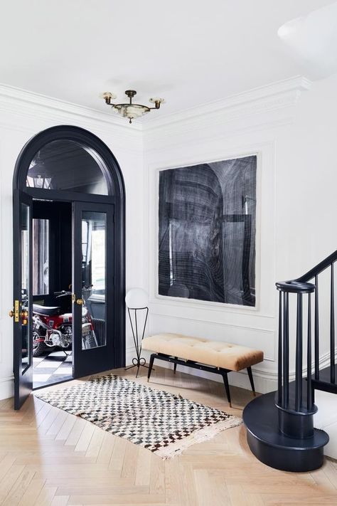 https://www.vogue.com.au/vogue-living/interiors/house-tour-the-chic-brooklyn-townhouse-of-chef-designer-and-lifestyle-guru-athena-calderone/image-gallery/92e2925f8528bd4114912cea8a998b9a?fbclid=IwY2xjawEaQMZleHRuA2FlbQIxMQABHWGI2-Iagb8_3ogF8ZatKt2QF4vcQGk2U8tK4YDQB9HhwaCf3cGKtm3T9w_aem_mEG5rFTwfZrELz3YnYU0jQ Townhouse Entryway, New York Townhouse, Athena Calderone, Timeless Interiors, Vogue Living, New York Apartment, Style Deco, Cool Apartments, Stunning Interiors